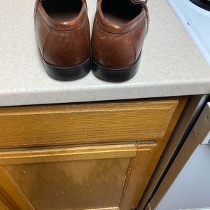 Leather lining,Leather sole w/rubber inlay & heel. Full grain premium leather.